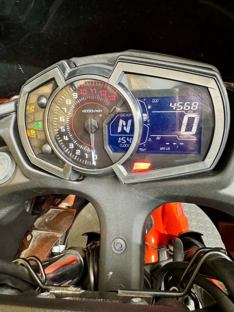 Kawasaki EX 650 Ninja / 2017 model / only 4568 miles!