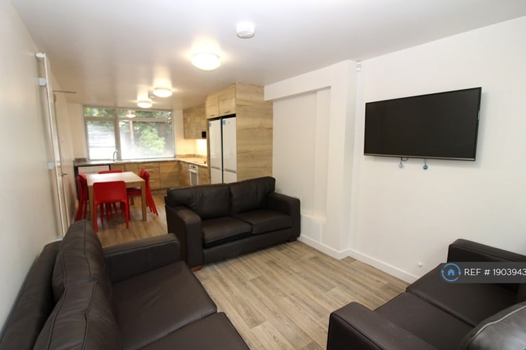 image for 8 bedroom flat in Sparkford Close, Winchester, SO22 (8 bed) (#1903943)