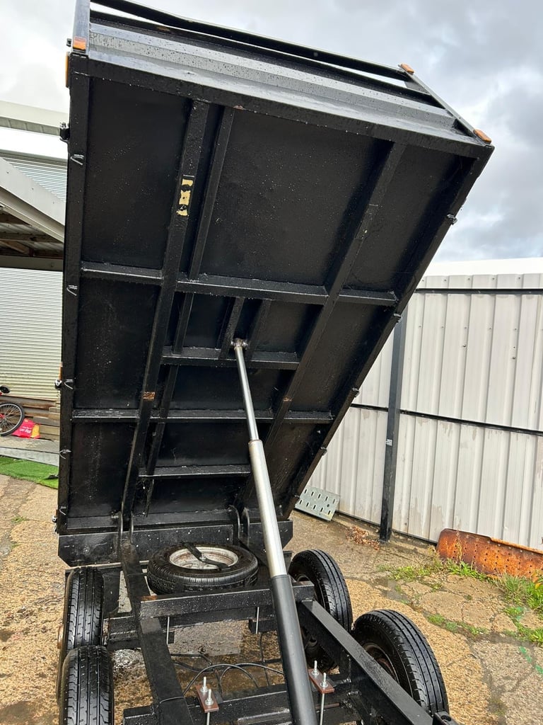 Hydraulic tipper trailer 