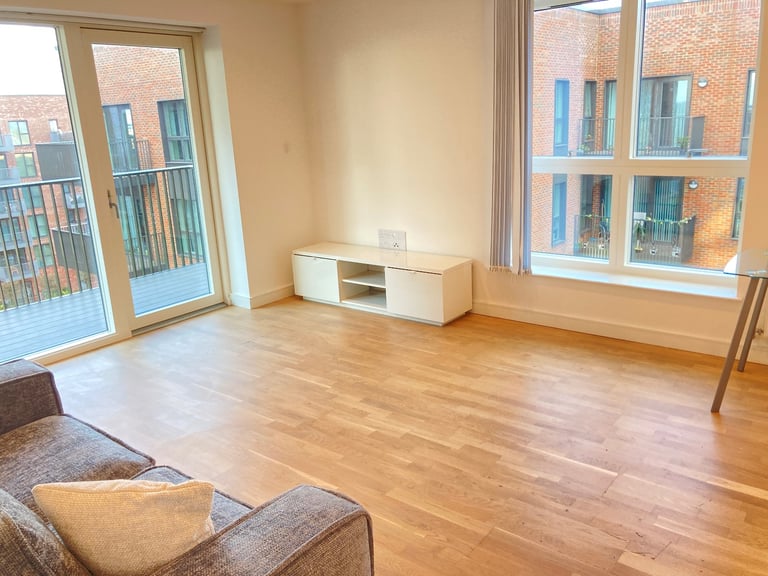 New Build Quality Lift Concierge Balcony Flat 2 Bed 2 Bath Gardens Gym Lounge Cinema Near Rail Bus