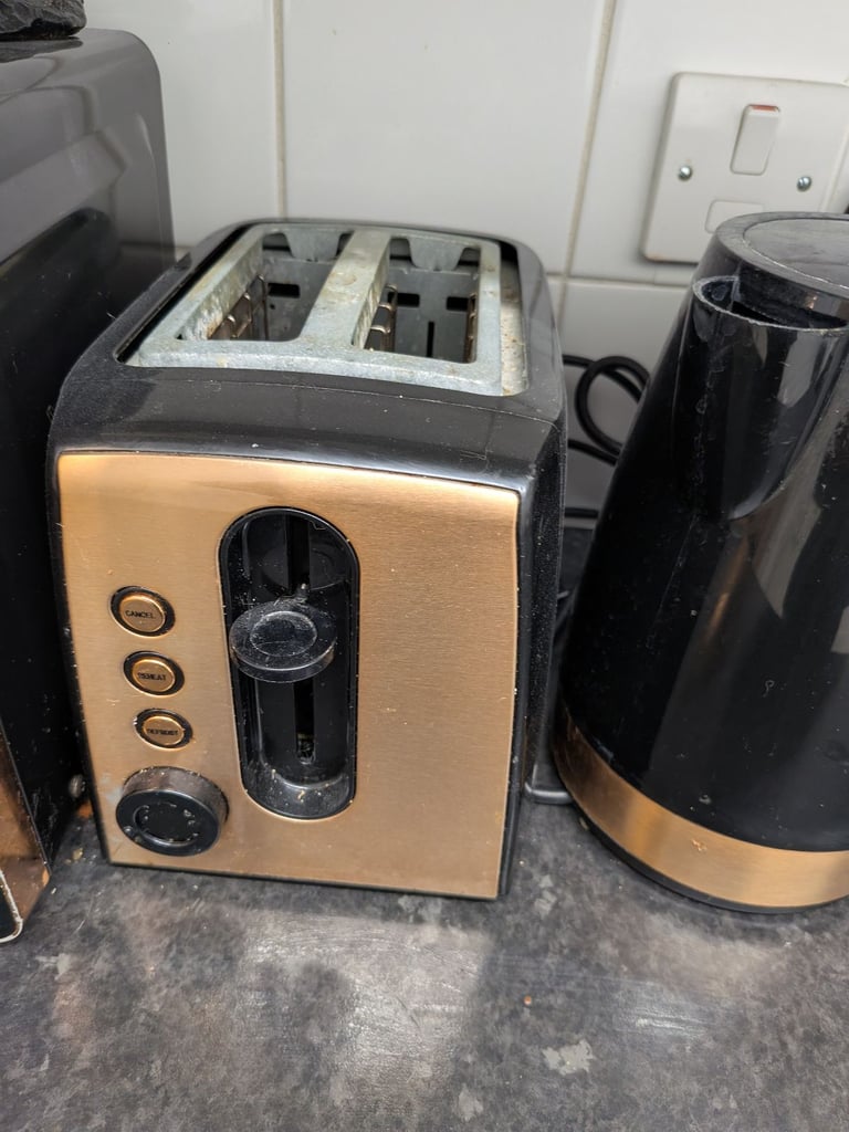 Used kitchen 10 price set in very good condition 