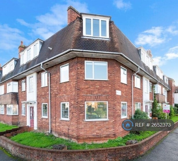 2 bedroom flat in Central Gardens, Morden, SM4 (2 bed) (#2652373)