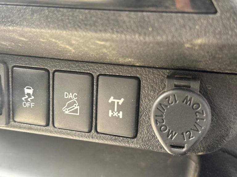 TOYOTA HILUX 2.4 D4D INVINCIBLE D/CAB PICK UP 4WD - 2017