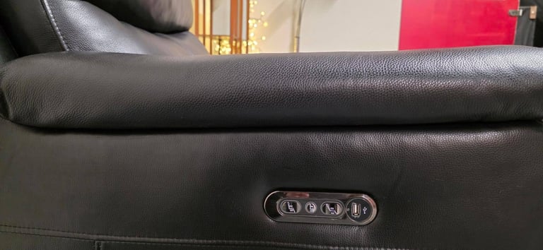 As New DFS®️ Medwick Black Genuine Leather Electric Power Recliner Armchair USB Charging RRP £1099