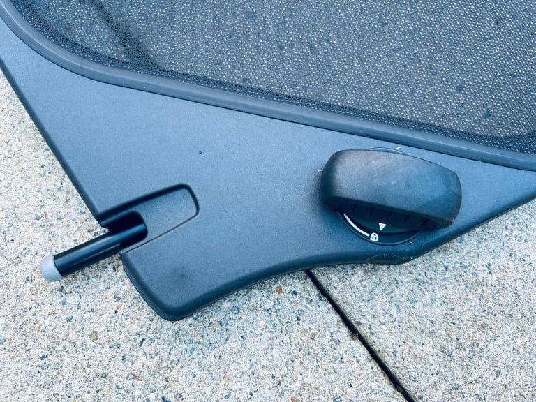 Wind deflector with carrying case