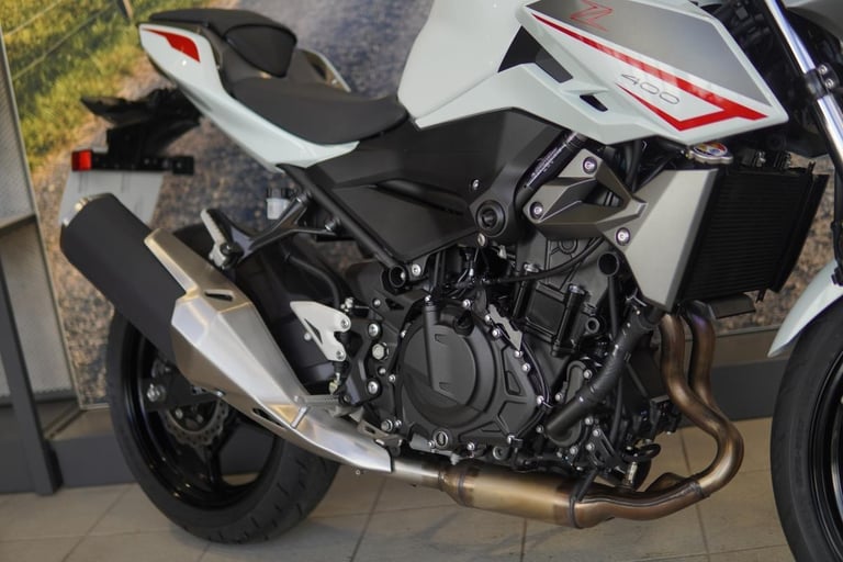 2025 KAWASAKI NINJA 400 WHITE MOTORCYCLE