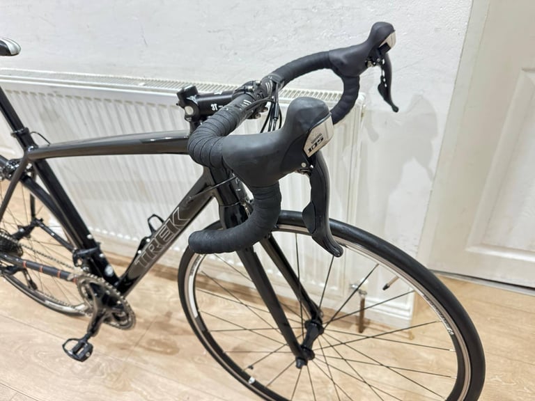 Trek madone 2.1 road bike in excellent condition all fully working 