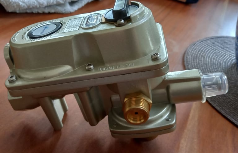 CONTINENTAL BRAND AUTOMATIC LPG CHANGEOVER REGULATOR. UNUSED, BEEN IN SHED.  RF6030. 
