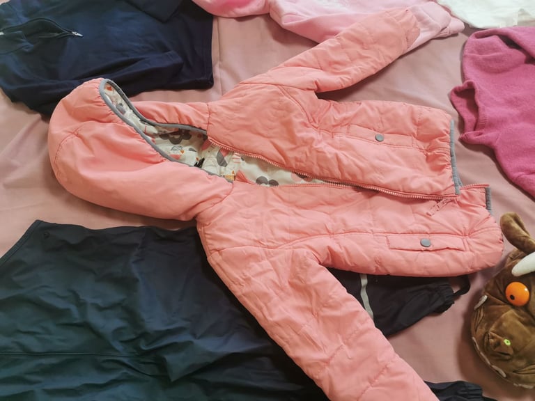 A set of clothes for a 5-6 year old girl. Most of the clothes are in good condition. 