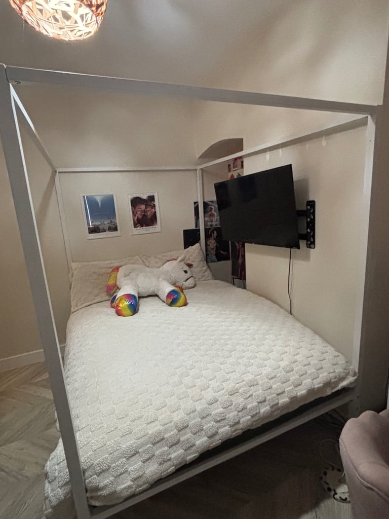 Four poster double bed 