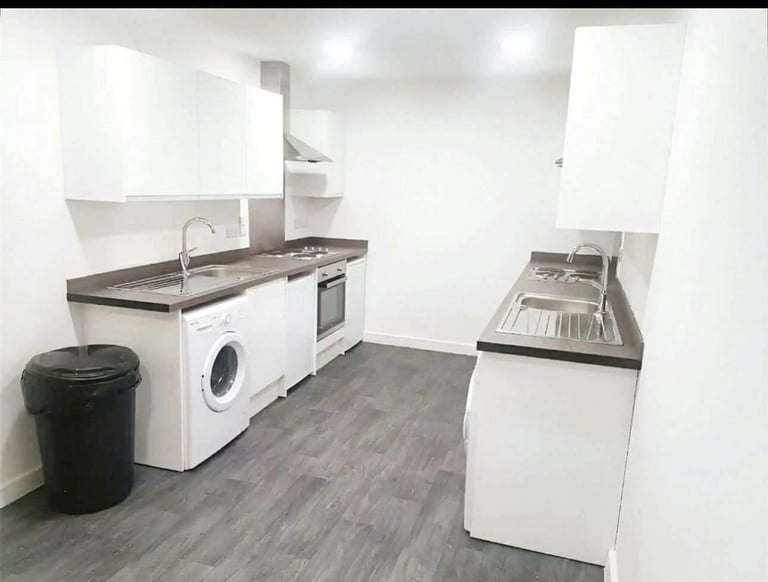 Flat to let BRADFORD