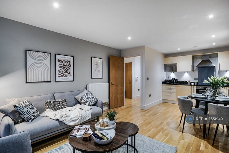 1 bedroom flat in Colbalt Point, London, E14 (1 bed) (#2551949)