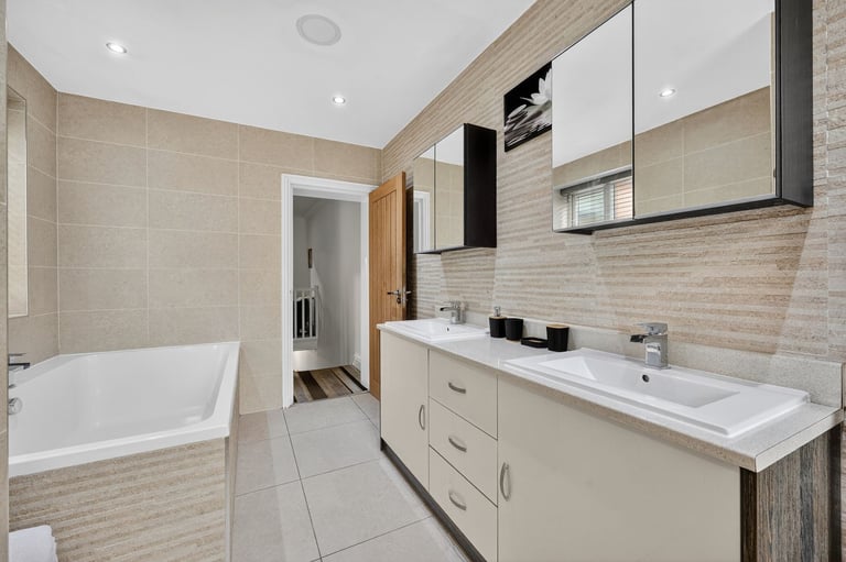36 Nevile Rd - 4-BR House with Free Street Parking and Wi-Fi
