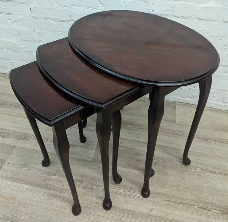 Queen Anne style mahogany nest of 3 tables