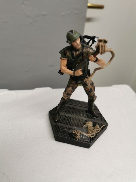 Mixture of Alien figures 