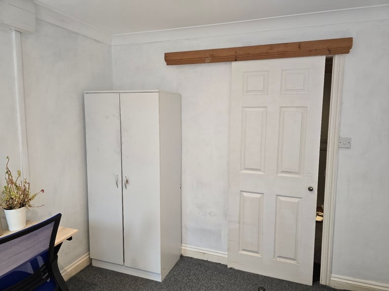 Lovely Room & Flat to rent Highworth Swindon