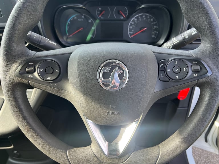 VAUXHALL COMBO-E 2300 100kW 50kWh DYNAMIC AUTOMATIC L1 VAN 71 REG 12,800 MILES