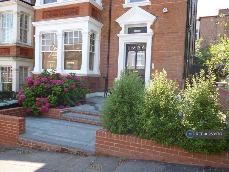 Studio flat in Southwood Avenue, London, N6 (#2639717)