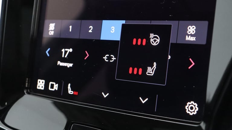 2025 Volvo XC40 B4 (P) Ultra Bright (Sunroof, Pilot Assist, BLIS, Leather) ESTATE Petrol/Electric...