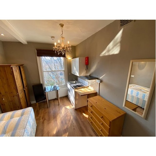 Semi-Studio in Hammersmith Grove, London W6 7HB * All Utility Bills Included.