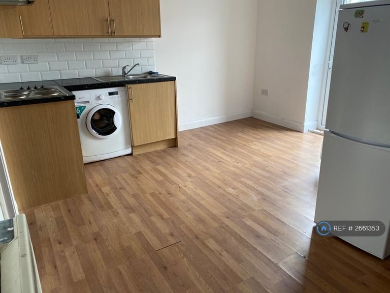 2 bedroom flat in High Street, New Malden, KT3 (2 bed) (#2661353)