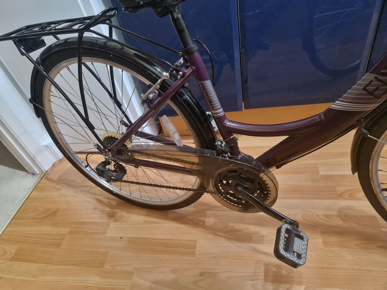 Apollo Elyse Women's Hybrid Bike. 16" Frame 700C Wheels. 21 Speed, in VGC