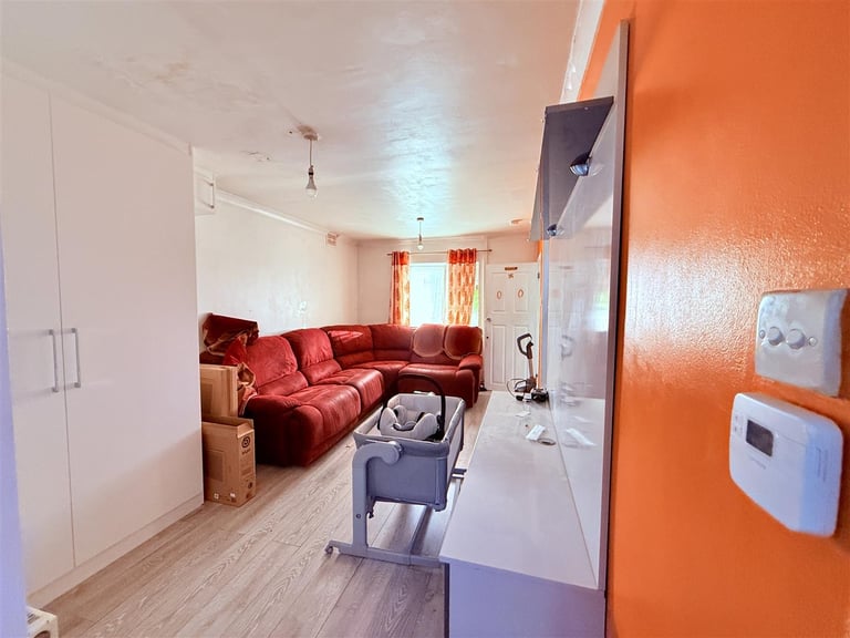 3 bedroom house in Renfrew Road, Hounslow
