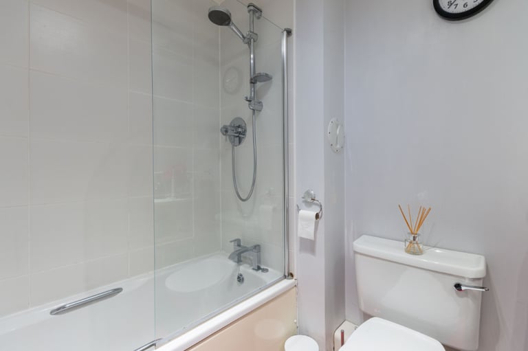 Bright and spacious, 2 bedroom, ground flat in Dicksonfield – available November