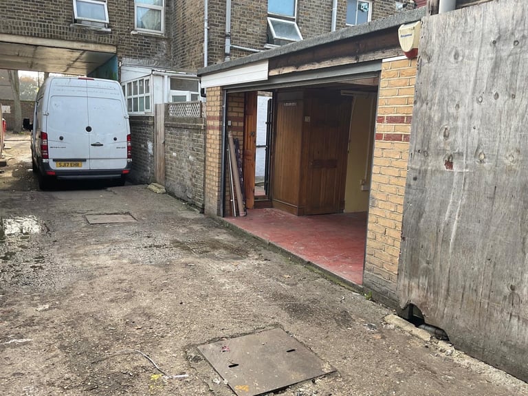 Spacious garage in Edmonton to let. 