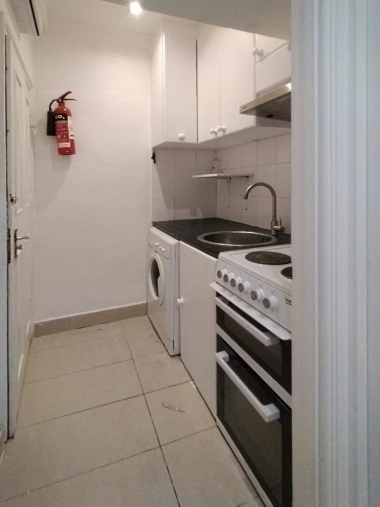 DSS GR FL2 BEDROOM GARDEN FLAT10MIN BUS WIMBLEDON10MIN WALK RAYNES PARK ONLY FOR PARENTS+CHILDREN