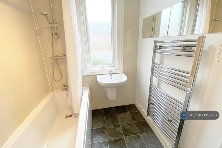 3 bedroom flat in Myrtle Grove, Newcastle Upon Tyne, NE2 (3 bed) (#2663750)