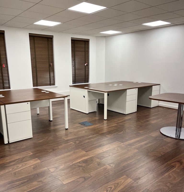 AVAILABLE 8-10 Person Serviced Office, Manchester City Centre M3 2GX