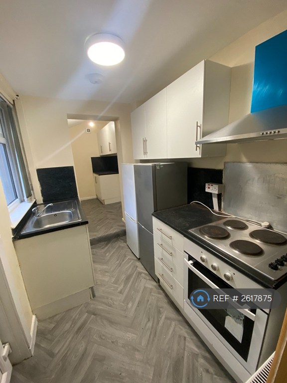 3 bedroom house in Oldham Road, Royton, Oldham, OL2 (3 bed) (#2617875)