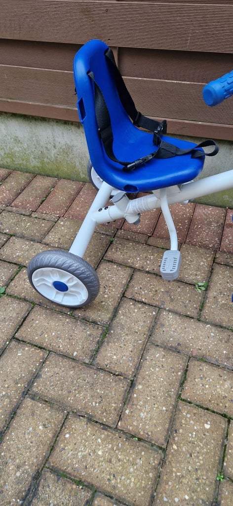CHILDRENS LITTLE TIKES TRICYCLE. VERY GOOD CONDITION.