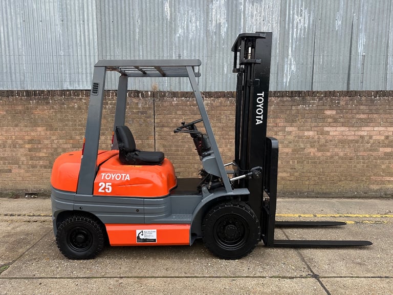 Toyota 2.5t diesel forklift, clear view mast, low hours 