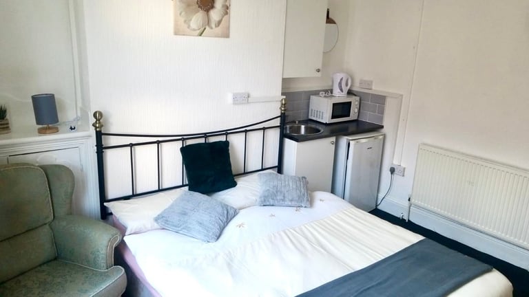 Spacious Double Room with Kitchenette – WS1 3EG – £150/week
