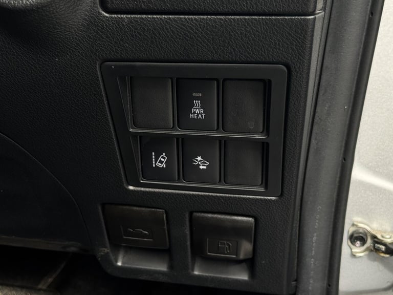 2018 Toyota Hilux 2.4 D-4D Invincible Auto 4WD Euro 6 (s/s) 4dr (TSS) PICK UP Diesel Automatic