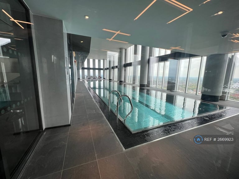 2 bedroom flat in Elizabeth Tower At Crown Street, Manchester, M15 (2 bed) (#2669923)