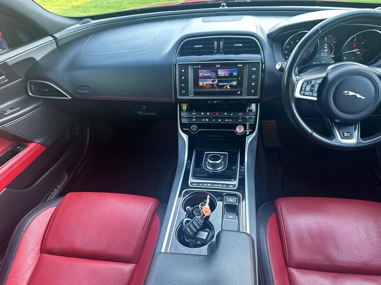 2017 Jaguar XE 2.0 180 BHP / 8 SPEED AUTO / R-SPORT EDITION  / TWO-TONE LEATHER 