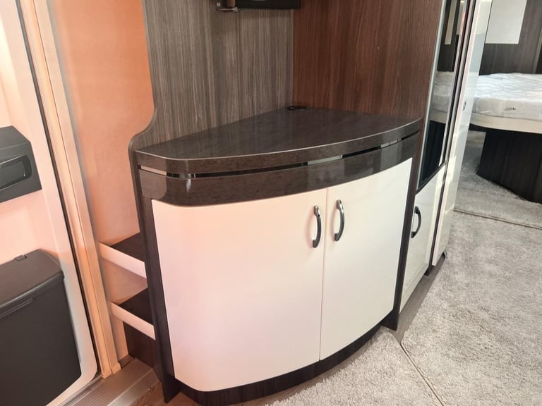 2024 HOBBY PRESTIGE 720 WQC 4 Berth fixed island bed End washroom