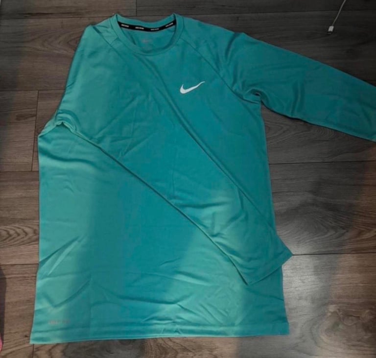 Unisex Nike tech top with sleeves 