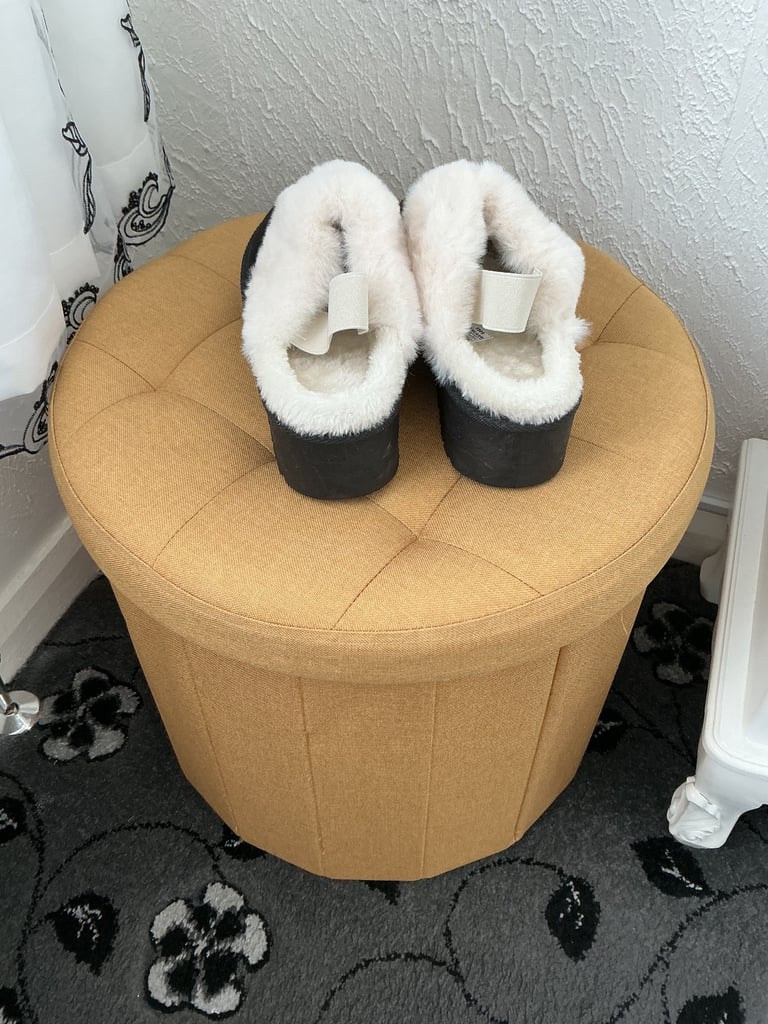 Ladies new slippers size 6 £10.00.