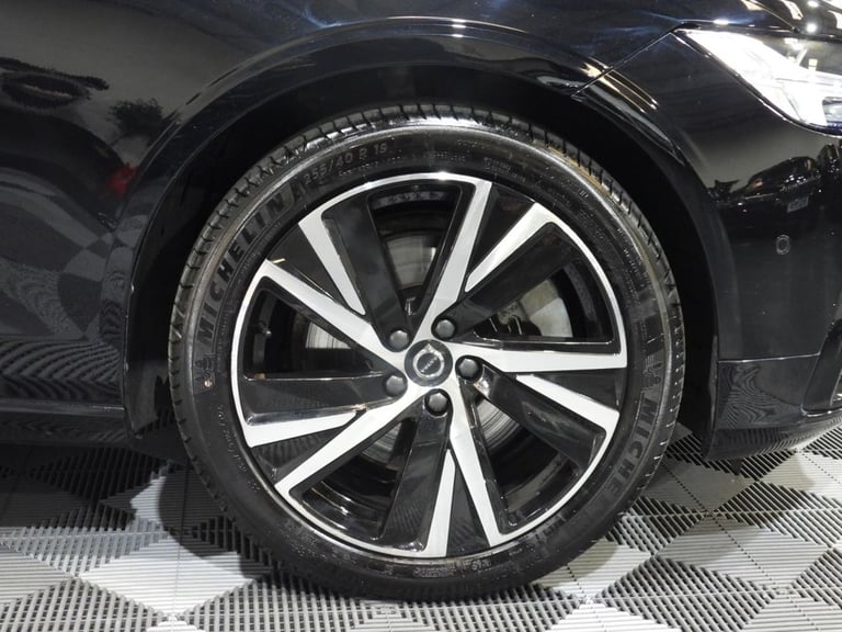 2023 73 VOLVO S90 2.0H T8 RECHARGE 18.8KWH PLUS SALOON 4DR PETROL PLUG-IN HYBRID