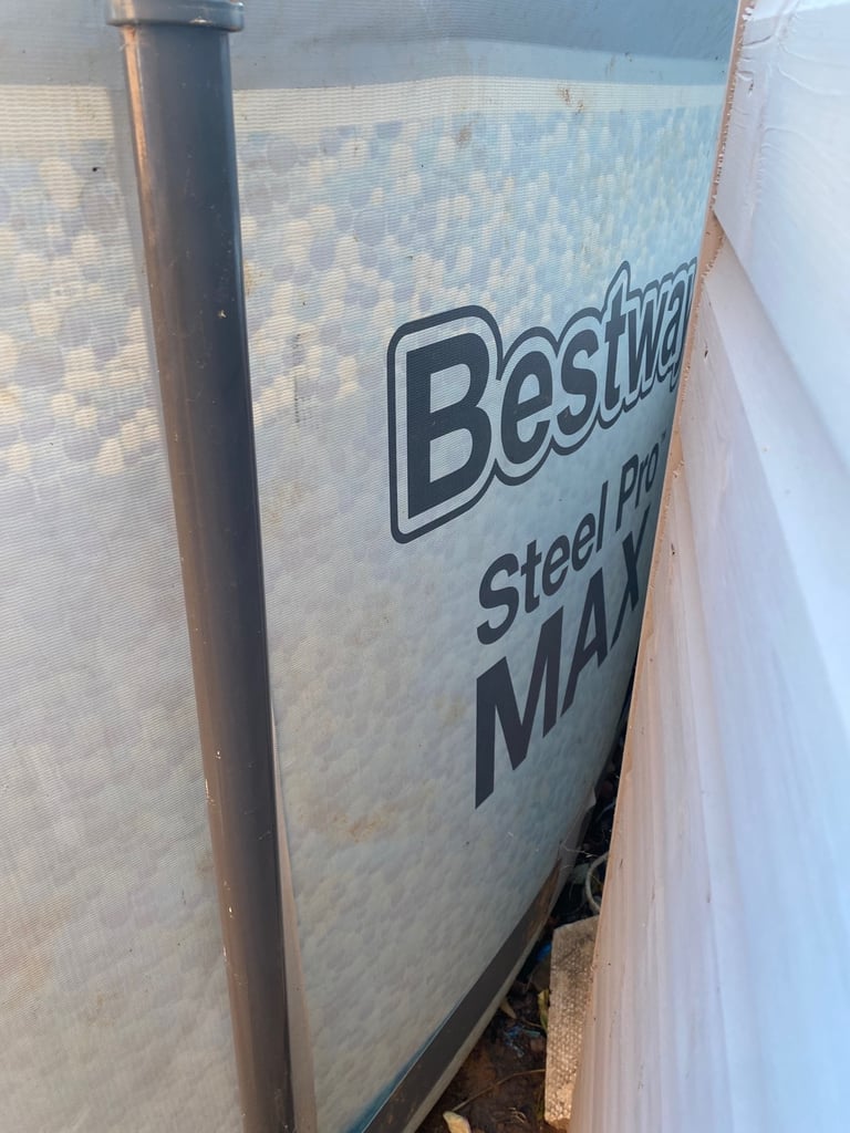 Swimming pool above ground 12ft round with pumps & ladder only 1 year old