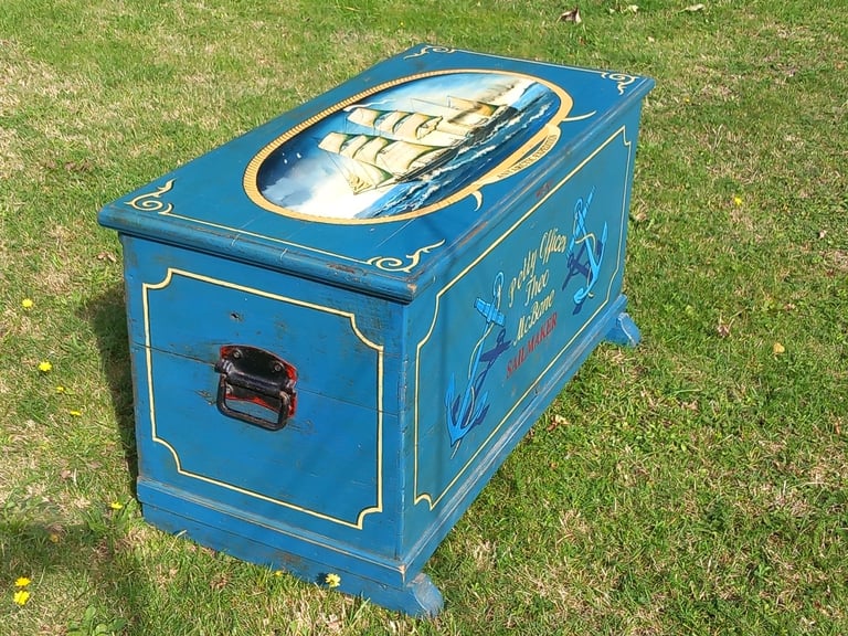 ANTIQUE PAINTED PINE BLANKET BOX. DISCOVERY, ANTARCTIC.