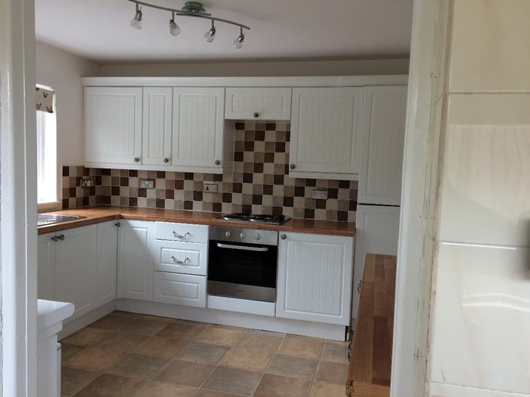 Unique Gorgeous 3 Bedroom Detached Cottage / House with Gardens and Private Parking