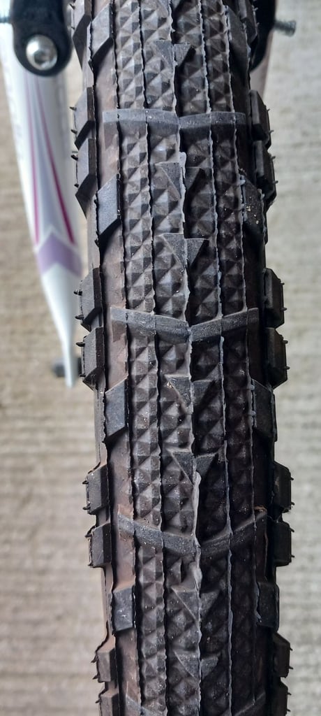 Apollo Twilight Unisex Mountain Bike. 