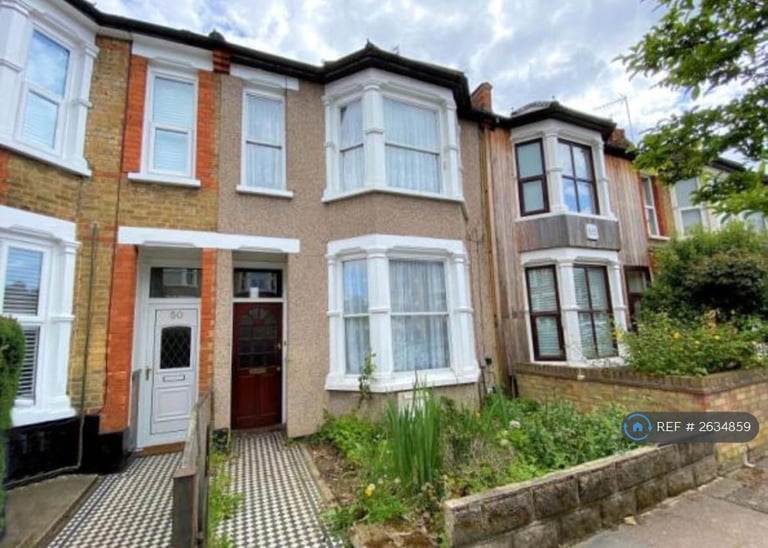 5 bedroom house in Glebe Road, London, N3 (5 bed) (#2634859)