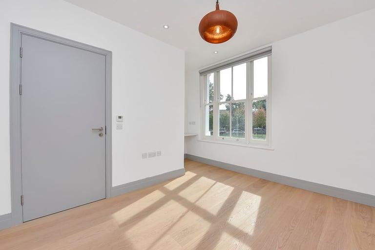 Premium Quality 2 DBed Flat 2 Bath Open Plan Juliet Balcony Shared Garden VeryNearTubeBusShops