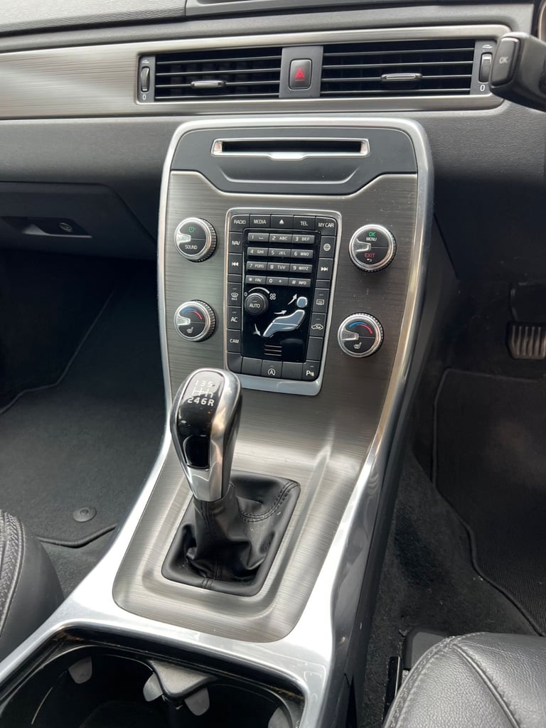 2015 Volvo, XC70 D4, 181HP SE NAV Manual